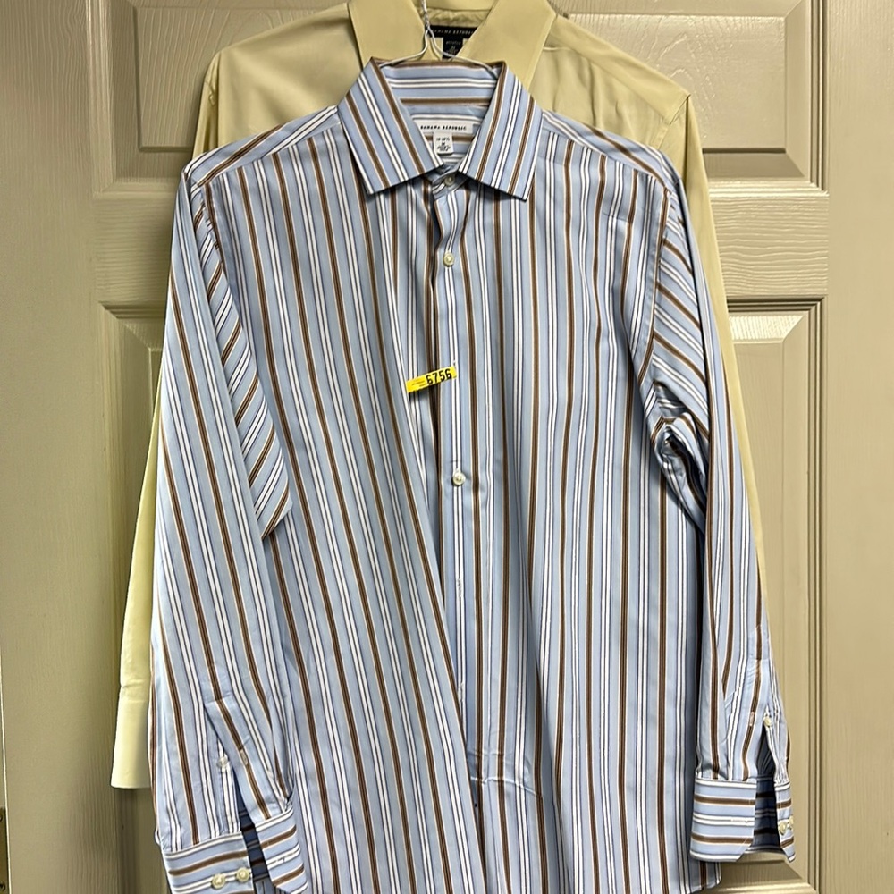 2 Like New Banana Republic button down shirts. M 15-15 1/2